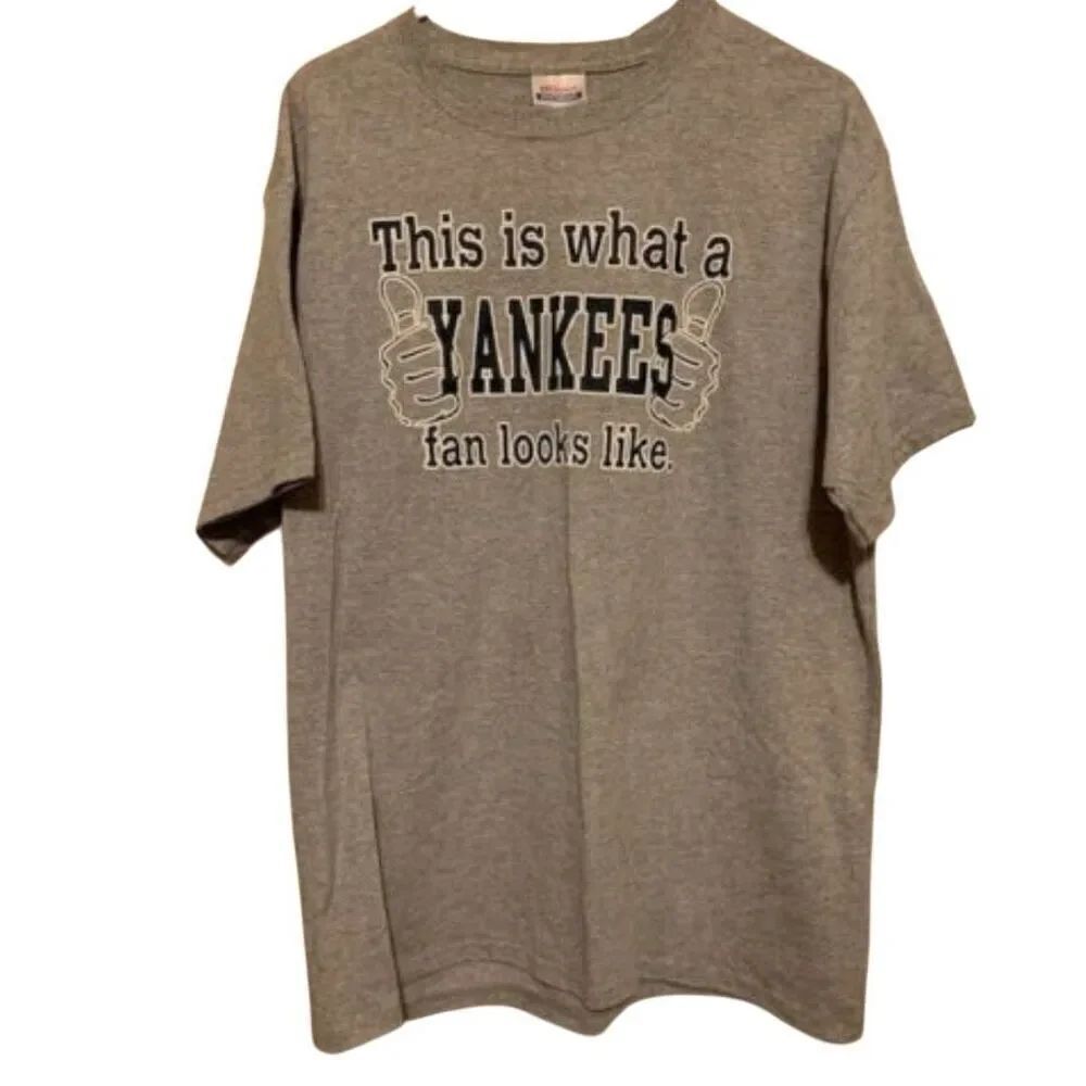 THIS IS WHAT A YANKEES FAN LOOKS LIKE SIZE LARGE T-SHIRT
